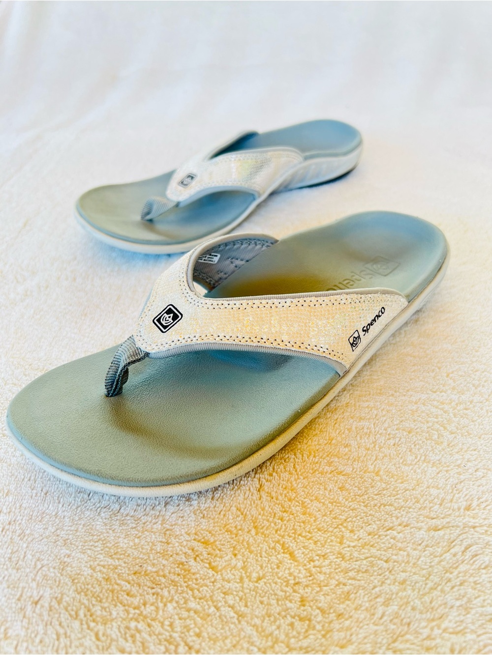 Spenco Yumi Gray Silver Metallic Orthotic Thong Sandals Women’s Size 6